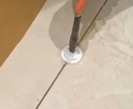 丽江瓷砖空鼓维修公司专业解答瓷砖在铺贴过程中，如果没有涂抹均匀到位的粘结材料（如水泥砂浆或瓷砖胶），可能会导致以下问题