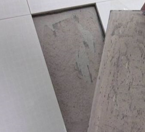 丽江瓷砖空鼓维修公司分享瓷砖铺贴时如果打浆（即涂抹在瓷砖背面和基层上的砂浆或瓷砖胶）过少，会带来以下问题